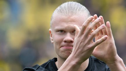 Le joueur norvégien&nbsp;Erling Haaland, le 30 avril 2022, lors de l'avant-match entre le&nbsp;Borussia Dortmund&nbsp;et Bochum. (BERND THISSEN / DPA / AFP)