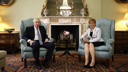 Le Premier ministre britannique, Boris Johnson, et la Première ministre écossaisse, Nicola Sturgeon, le 29 juillet 2017 à Edimbourgh (Ecosse). (DUNCAN MCGLYNN / AFP)