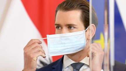 Le chancelier autrichien Sebastian Kurz apparaît avec un masque lors d'une conférence de presse, le 14 avril 2020 à Vienne (ROLAND SCHLAGER / APA)