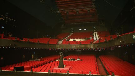 La salle vide de l'Olympia à Paris, rouverte pour l'enregistrement d'une émission caritative en mai 2020, à la sortie de la période de confinement due à la pandémie de Covid 19..&nbsp; (BERTRAND GUAY / AFP)