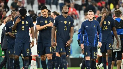 La déception des joueurs français après leur défaite contre la Tunisie, au Mondial au Qatar, le 30 novembre 2022. (JEWEL SAMAD / AFP)