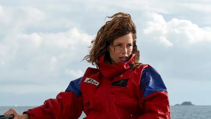 L'actrice Stéphane Caillard incarne la navigatrice Florence Arthaud dans le film "Flo", projeté à Cannes le 19 mai 2023. (LAURA POUPON / METROPOLITAN FILMS)