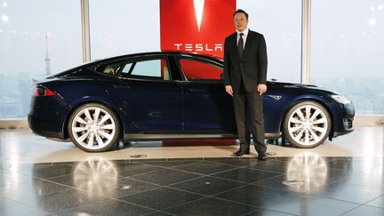 Elon Musk devant le le Model S, voiture la plus vendue de la marque. (TORU HANAI / REUTERS)