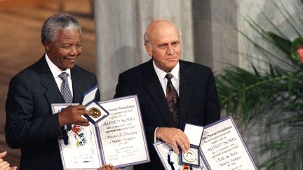 Nelson Mandela et Fr&eacute;d&eacute;rik de Klerk, les deux anciens pr&eacute;sidents d'Afrique du Sud, re&ccedil;oivent le prix Nobel de la paix &agrave; Oslo (Norv&egrave;ge), le 10 d&eacute;cembre 1993. (GERARD JULIEN / AFP)