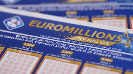 Une grille de jeu Euromillions sur cette photo prise à Paris, le 27 mars 2018. (JOEL SAGET / AFP)