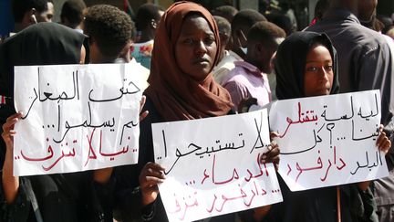 Des habitants du Darfour ont protesté à Khartoum, le 23 septembre 2019, contre la violence dont a fait usage la police pour réprimer des centaines d'étudiants manifestant contre la pénurie de pain dans la ville de Nyala. "Pourquoi continuez-vous à nous tuer" et "le Darfour saigne" affirment les pancartes brandies par ces manifestantes. (ASHRAF SHAZLY / AFP)