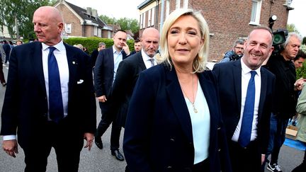 La présidente du Rassemblement national, Marine Le Pen, en campagne pour les élections législatives à Hénin-Beaumont (Hauts-de-France) le 8 mai 2022 (FRANCOIS NASCIMBENI / AFP)