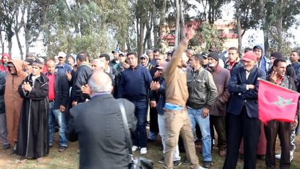 Photo diffusée en janvier 2017 d'une manifestation d'habitants de&nbsp;douar Ouled Sbita, dont les terres ont été cédées à un promoteur&nbsp;en vue de la construction d’un golf et d’une zone balnéaire de prestige. (DR)