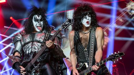 Le groupe Kiss, sur scène à Dortmund (Allemagne), le 1 juin 2022. (BERND THISSEN / DPA)