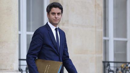 Gabriel Attal, sur le perron de l'Elysée, le 20 décembre 2023. (LUDOVIC MARIN / AFP)