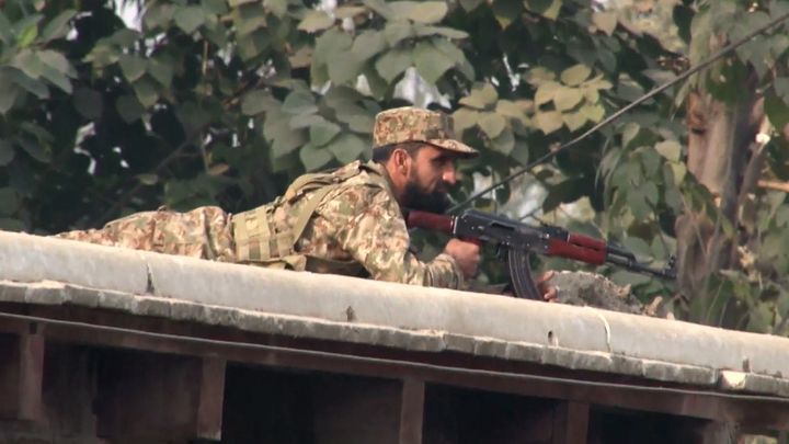 Un militaire pakistanais en position au dessus le l'&eacute;cole attaqu&eacute;e, &agrave;&nbsp;Peshawar (Pakistan), le 16 d&eacute;cembre 2014.&nbsp; (AFTAB AHMED / AFP)