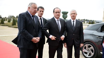 Le président du Sénat, Gérard Larcher, le Premier ministre, Manuel Valls, le président de la République, François Hollande, et le président de l'Assemblée nationale, Claude Bartolone, à Versailles, le 16 novembre 2015. (STEPHANE DE SAKUTIN / AFP)