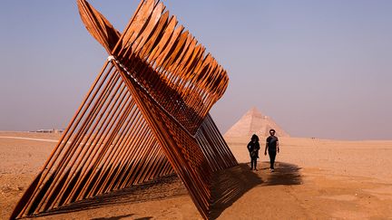 L’artiste autodidacte et polyvalent égyptien Moataz Nasr a réalisé une barque divine à base de rames géantes. Nommée "Barzakh", elle fait référence au terme désignant un monde intermédiaire entre la vie terrestre et l’au-delà chez les musulmans. (ZIAD AHMED / NURPHOTO / AFP)