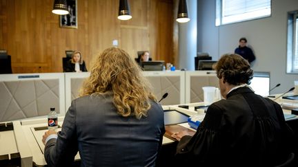 Jonathan M. et son avocat au tribunal de La Haye, le 13 avril 2023. (ROBIN VAN LONKHUIJSEN / ANP MAG / AFP)