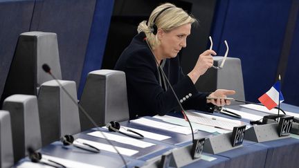 Il est notamment reproché à Marine Le Pen d'avoir salarié sa cheffe de cabinet en tant qu'assistante parlementaire. (FREDERICK FLORIN / AFP)