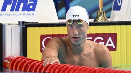 Damien Joly dans le bassin de la Duna Arena, à Budapest, lors des séries des Mondiaux, le 20 juin 2022. (KEMPINAIRE STEPHANE / AFP)