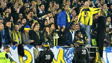 Des CRS surveillent les tribunes du match OM-Fenerbah&ccedil;e en Europa League, le 22 novembre 2012 &agrave; Marseille (Bouches-du-Rh&ocirc;ne). (BORIS HORVAT / AFP)