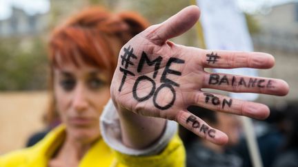 Une femme manifeste contre les violences sexuelles et les violences faites aux femmes à Paris, le 29 octobre 2017.&nbsp; (DENIS PREZAT / CITIZENSIDE / AFP)