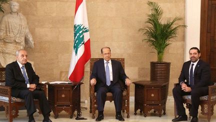 Le président de la République chrétien Michel Aoun entouré à gauche du président du Parlement chiite Nabih Berri et à droite du Premier ministre sunnite Saad Hariri, le 18 décembre 2016, avant l'annonce de la formation du nouveau gouvernement.  (AFP/ Dalati Nohra - Handout / Anadolu Agency )