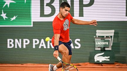 L'Espagnol Carlos Alcaraz lors d'une séance d'entraînement&nbsp;à Roland-Garros, le 20 mai 2022.&nbsp; (MATTHIEU MIRVILLE / DPPI via AFP)