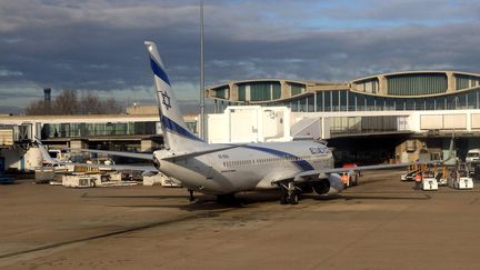 Boeing 737 de la compagnie israelienne El Al, à l'aéroport de Roissy. Image d'illustration. (ARNAUD BEINAT / MAXPPP)