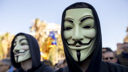 Des manifestants&nbsp;pour l'indépendance de la Catalogne portent des masques de Guy Fawkes, devenu l'embl-me des hackers d'Anonymous, lors d'une manifestation à Barcelone (Espagne), le 5 novembre 2017. (MIQUEL LLOP / NURPHOTO / AFP)