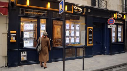 Une agence immobili&egrave;re &agrave; Paris, le 4 janvier 2014. (MIGUEL MEDINA / AFP)