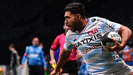 Donovan Taofifenua avec le Racing 92, lors du match face à l'Aviron Bayonnais, le 29 novembre 2020 à la Défense Arena.  (ANNE-CHRISTINE POUJOULAT / AFP)