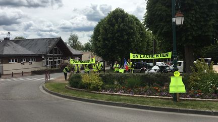 Les "gilets jaunes" de Nonancourt (Eure) préparent leur rond-point, le 29 mai 2019. (JUSTINE LECLERCQ / RADIO FRANCE)