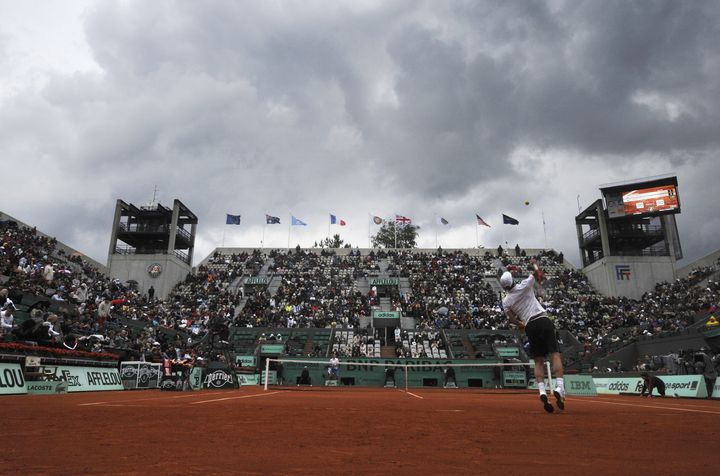  Tomas Berdych sert alors que des nuages de pluie approchent de Roland-Garros le 30 mai 2010 à Paris. (BORIS HORVAT / AFP)