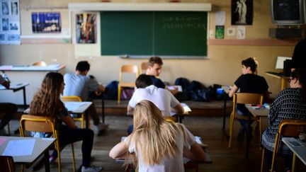 Des lycéens parisiens, lors de l'épreuve de philosophie au baccalauréat 2017.&nbsp;Photo d'illustration. (MARTIN BUREAU / AFP)