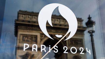 La vitrine d'une boutique officielle des Jeux lympiques et paralympiques de Paris 2024 près de l'Arc de Triomphe, le 15 décembre 2023. (DIMITAR DILKOFF / AFP)