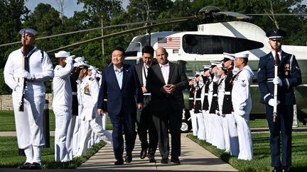 Le président sud-coréen, Yoon Suk-yeol, arrivant à Camp David, dans le Maryland (Etats-Unis), le 18 août 2023. (JIM WATSON / AFP)