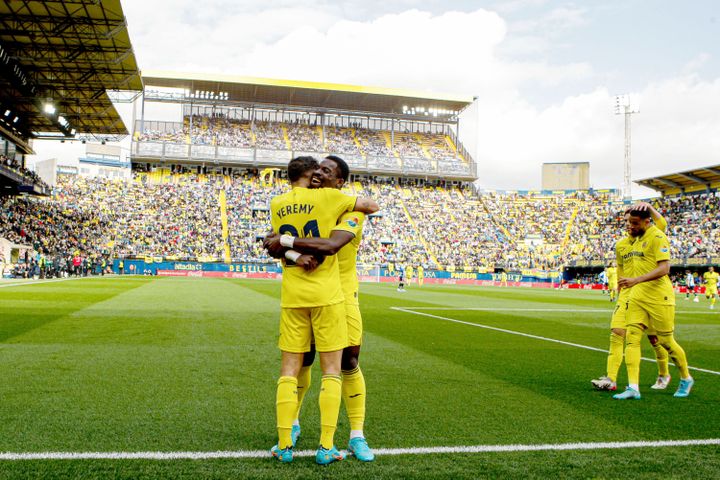 La joie de Yeremi Pino et des joueurs de Villarreal contre l'Espanyol Barcelone, le 27 février 2022 au stade de la&nbsp;Cerámica, lors d'un match de Liga. (IVAN TERRON / SPAIN DPPI / AFP)