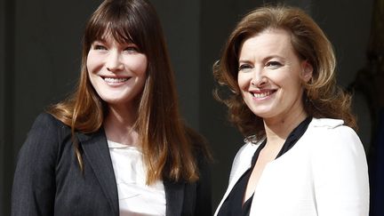 Carla Bruni-Sarkozy (G) et Val&eacute;rie Trierweiler posent sur le perron du palais de l'Elys&eacute;e. ( JACKY NAEGELEN / REUTERS)