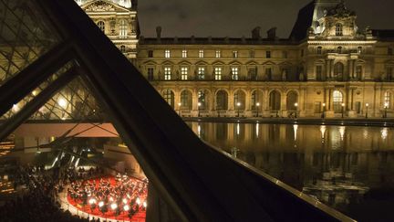 L'orchestre de Paris en concert gratuit sous la pyramide du Louvre &agrave; Paris, le 17 d&eacute;cembre 2013. (MICHEL EULER / AP / SIPA)