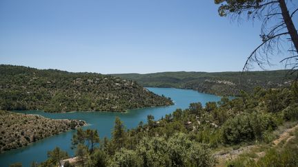 Le lac d'Esparron-de-Verdon, dans les Alpes-de-Haute-Provence, le 26 juin 2012. (G. LENZ / ARCO IMAGES / ARCO IMAGES GMBH / AFP)