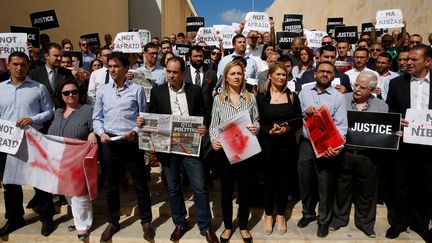 Les journalistes maltais manifestant à La Valette après la mort d'une consoeur tuée dans&nbsp;l'explosion&nbsp;de sa voiture piégée, le 19 octobre 2017. (DARRIN ZAMMIT LUPI / REUTERS)