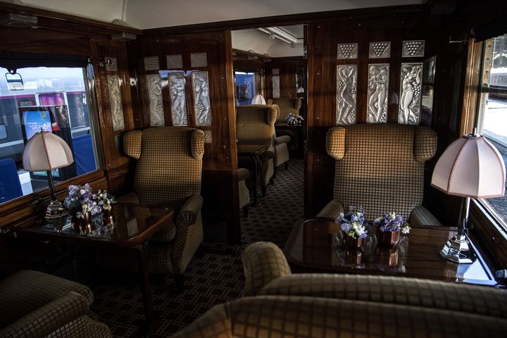 L'intérieur confortable d'une voiture de l'Orient-Express exposée à la Gare de l'Est à Paris le 13 mai 2019. (CHRISTOPHE ARCHAMBAULT / AFP)