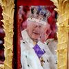 Le roi Charles III salue la foule après la cérémonie de son couronnement à l'abbaye de Westminster, à Londres (Royaume-Uni), le 6 mai 2023. (ROB PINNEY / POOL / AFP)