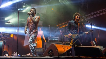 Le groupe FFF en concert avec, à gauche, le chanteur Marco Prince et à droite, le guitariste Yarol Poupaud. (DAVID WOLFF - PATRICK / REDFERNS)