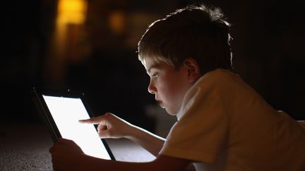 Une enqu&ecirc;te europ&eacute;enne r&eacute;alis&eacute;e en janvier 2012 montre qu'en France, les 9-16 ans passent en moyenne deux heures par jour sur internet. (CHRISTOPHER FURLONG / GETTY IMAGES)