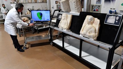 Deux bustes, venant de la cité antique de Palmyre (Syrie), ont été restaurés par des experts italiens grâce à des logiciels sophistiqués. (ALBERTO PIZZOLI / AFP)