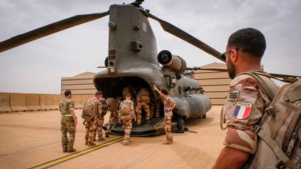 Un hélicoptère de transport de la Royal Air Force (Royaume-Uni) venu soutenir les opérations antiterroristes françaises au Mali, à Gao, le 22 août 2018.&nbsp; (Fred Marie / Hans Lucas / Hans Lucas via AFP)