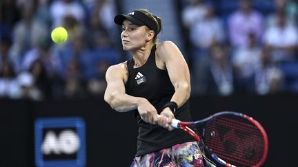 La Kazakhstanaise Elena Rybakina, opposée à la Biélorusse Victoria Azarenka en demi-finale de l'Open d'Australie, le 26 janvier 2023. (MANAN VATSYAYANA / AFP)