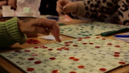 Dans de nombreuses communes, des associations organisent leur loterie, avec à la clé de nombreux cadeaux à gagner. Le succès des lotos ne se dément pas. Reportage à Saint-Girons, dans l’Ariège. (France 2)