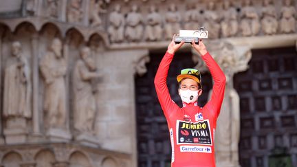 Primoz Roglic a retrouvé son habit fétiche, la tunique rouge de leader de la Vuelta, et ce dès la première étape à Burgos, samedi 14 août. (MANUEL BRUQUE / EFE)