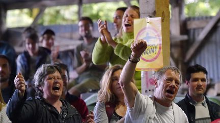 Des opposants au projet d'aéroport de Notre-Dame-des-Landes se réunissent à la Vache rit, une ferme située dans la ZAD, le 26 juin 2016, après les résultats. (LOIC VENANCE / AFP)