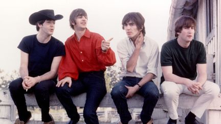 The Beatles (Paul McCartney, Ringo Starr, George Harrison, John Lennon) sur le tournage du film "Help!" sorti le 25 août 1965. (MICHAEL OCHS ARCHIVES / GETTY IMAGES)