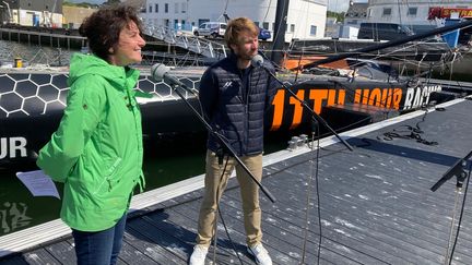 François Gabart et Catherine Pottier sur le ponton du port de Concarneau, pendant le tournage de "Mon labo sous la mer". (FRANCEINFO / RADIOFRANCE)